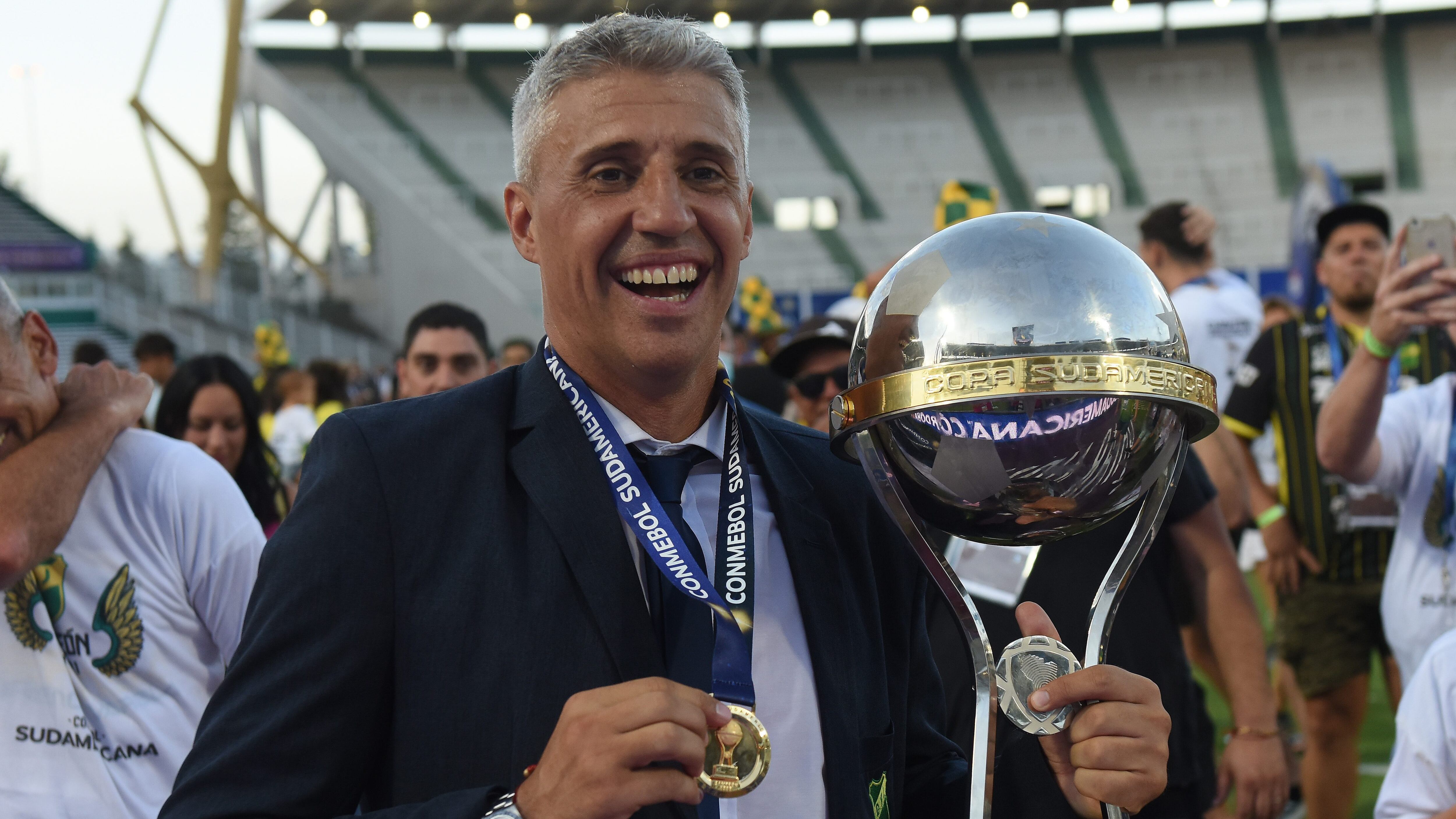 CORDOBA, ARGENTINA - JANUARY 23: Hernan Crespo coach of Defensa y Justicia celebrates with the champions trophy after the final of Copa CONMEBOL Sudamericana 2020 between Lanús and Defensa y Justicia at Mario Alberto Kempes Stadium on January 23, 2021 in Cordoba, Argentina. (Photo by Marcelo Endelli/Getty Images)