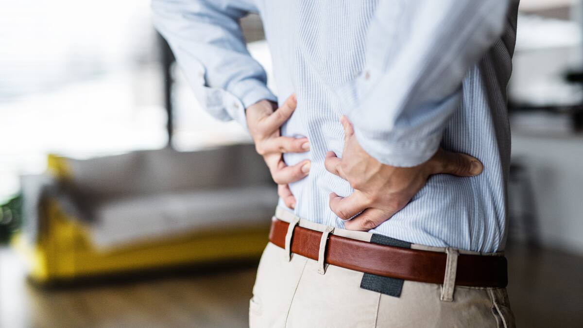 ¿Pasas todo el día sentado? Estos 4 estiramientos pueden aliviar el dolor de espalda en minutos