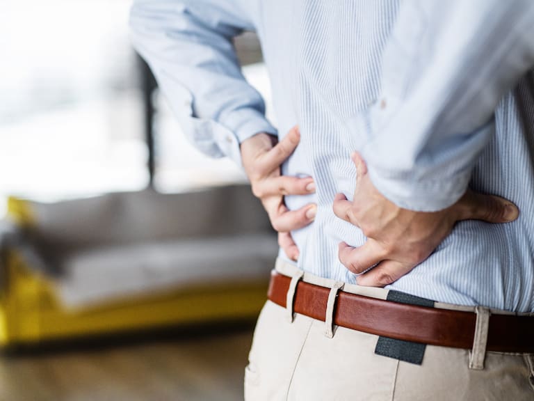 ¿Pasas todo el día sentado? Estos 4 estiramientos pueden aliviar el dolor de espalda en minutos