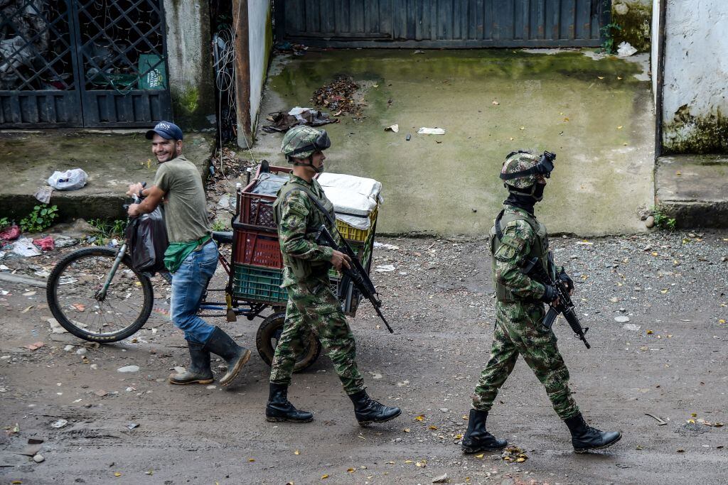 Soldados de Colombia custodian las calles cerca de la frontera en Cúcuta