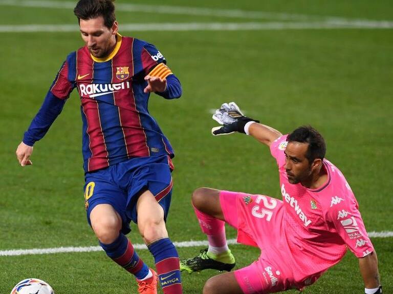 Barcelona's Argentine forward Lionel Messi (L) vies with Real Betis' Chilean goalkeeper Claudio Bravo during the Spanish League football match between Barcelona and Real Betis at the Camp Nou stadium in Barcelona on November 7, 2020. (Photo by Josep LAGO / AFP) (Photo by JOSEP LAGO/AFP via Getty Images)
