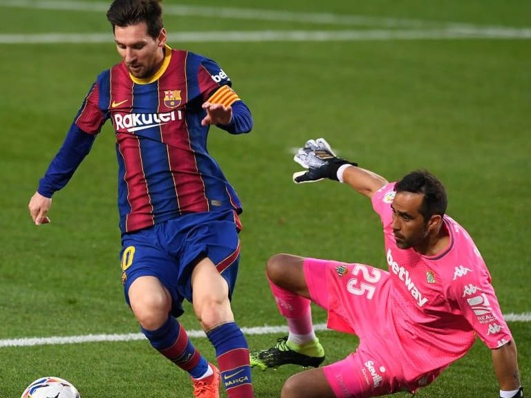 Barcelona&#039;s Argentine forward Lionel Messi (L) vies with Real Betis&#039; Chilean goalkeeper Claudio Bravo during the Spanish League football match between Barcelona and Real Betis at the Camp Nou stadium in Barcelona on November 7, 2020. (Photo by Josep LAGO / AFP) (Photo by JOSEP LAGO/AFP via Getty Images)