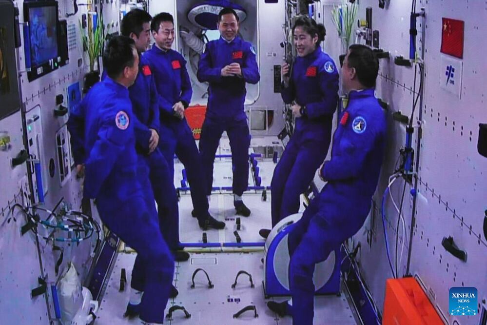 Los tres taikonautas se reúnen con sus pares en la estación espacial Tiangong