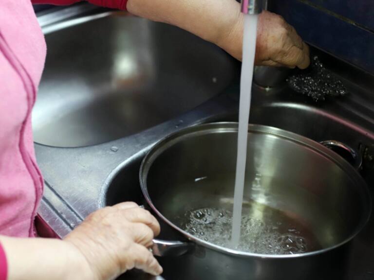 Aguas Andinas informa reposición del servicio en comunas de la Región Metropolitana tras rotura de matriz en Recoleta