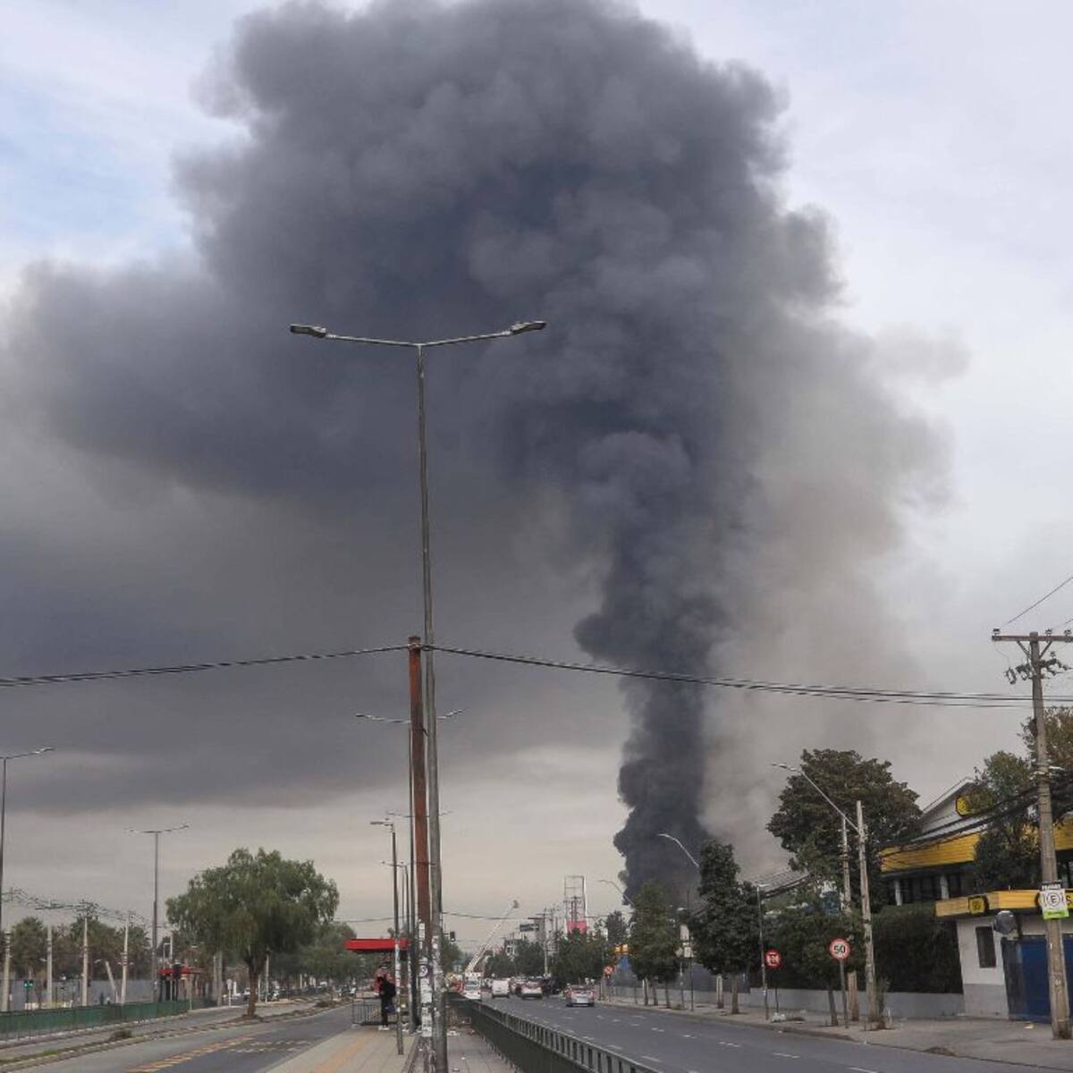 A 24 horas de gigantesco incendio en Cerrillos: foco se encuentra controlado, pero sigue generando humo tóxico
