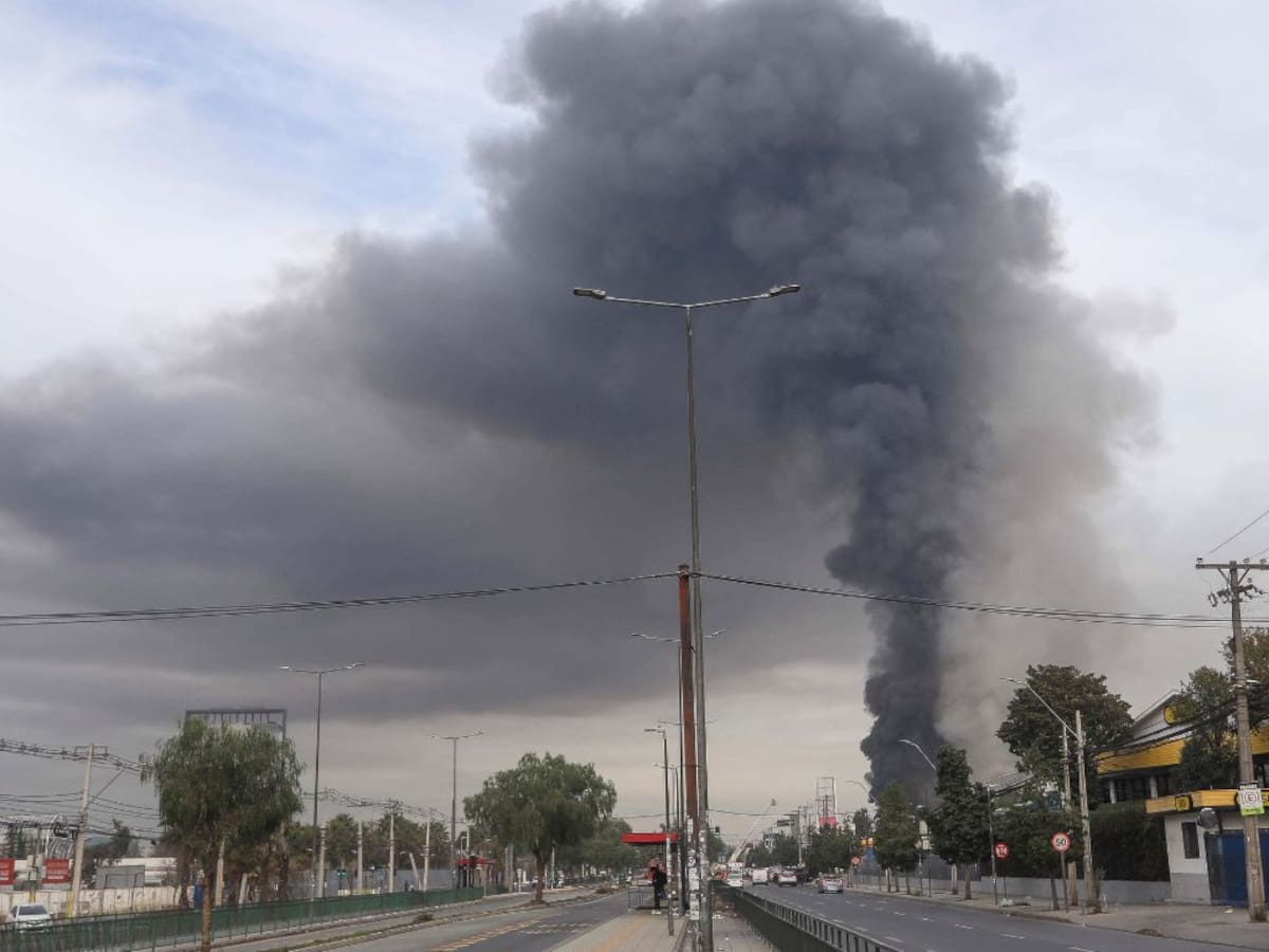 A 24 horas de gigantesco incendio en Cerrillos: foco se encuentra controlado, pero sigue generando humo tóxico