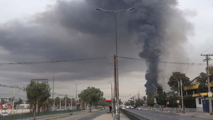 A 24 horas de gigantesco incendio en Cerrillos: foco se encuentra controlado, pero sigue generando humo tóxico