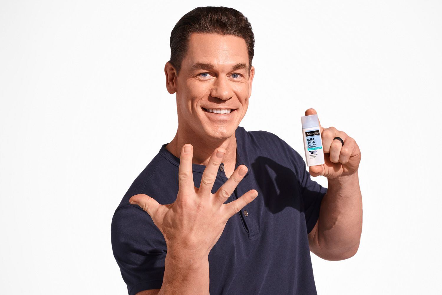John Cena en la campaña Protector solar invisible