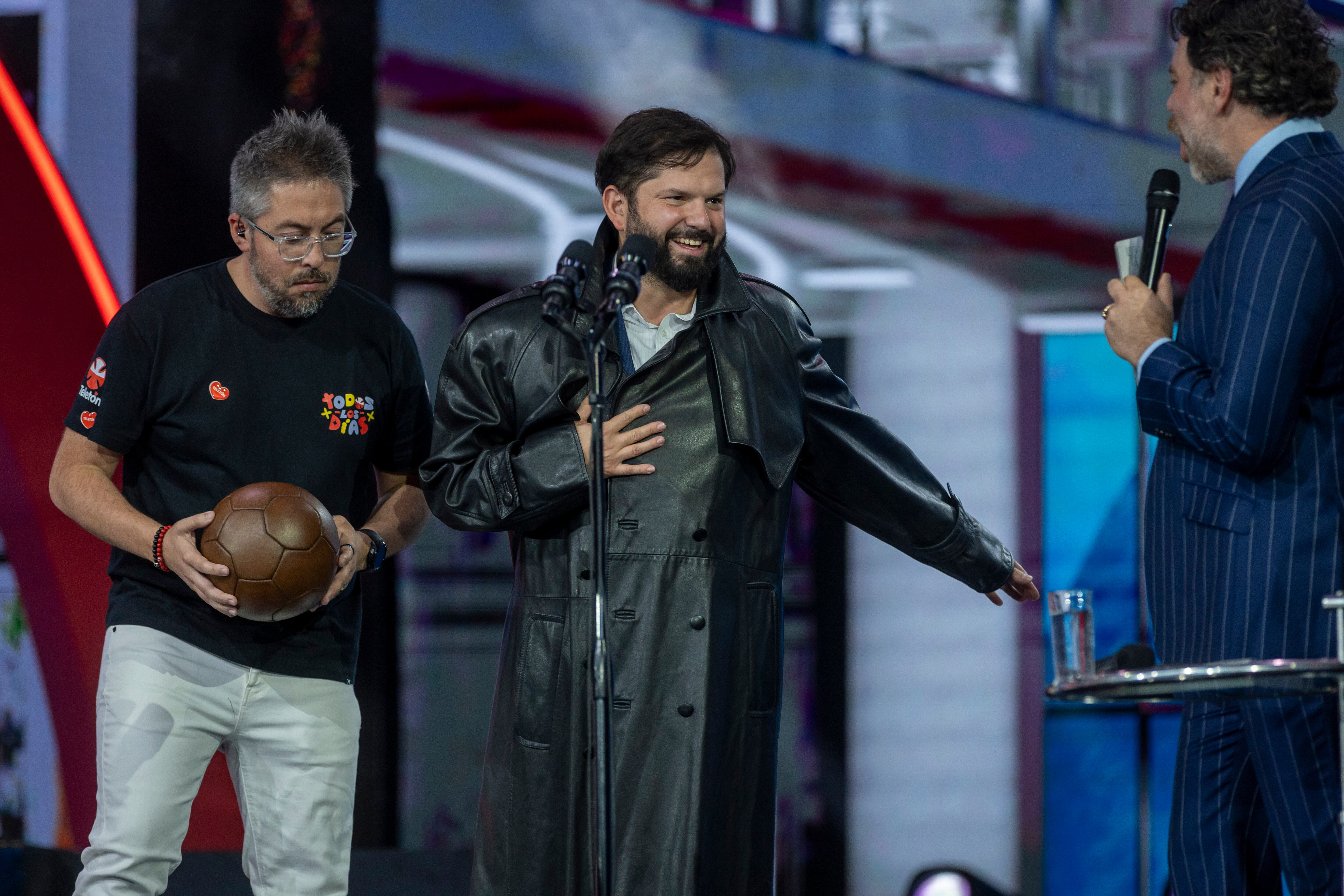 Presidente Boric donó la gabardina de Emmanuel