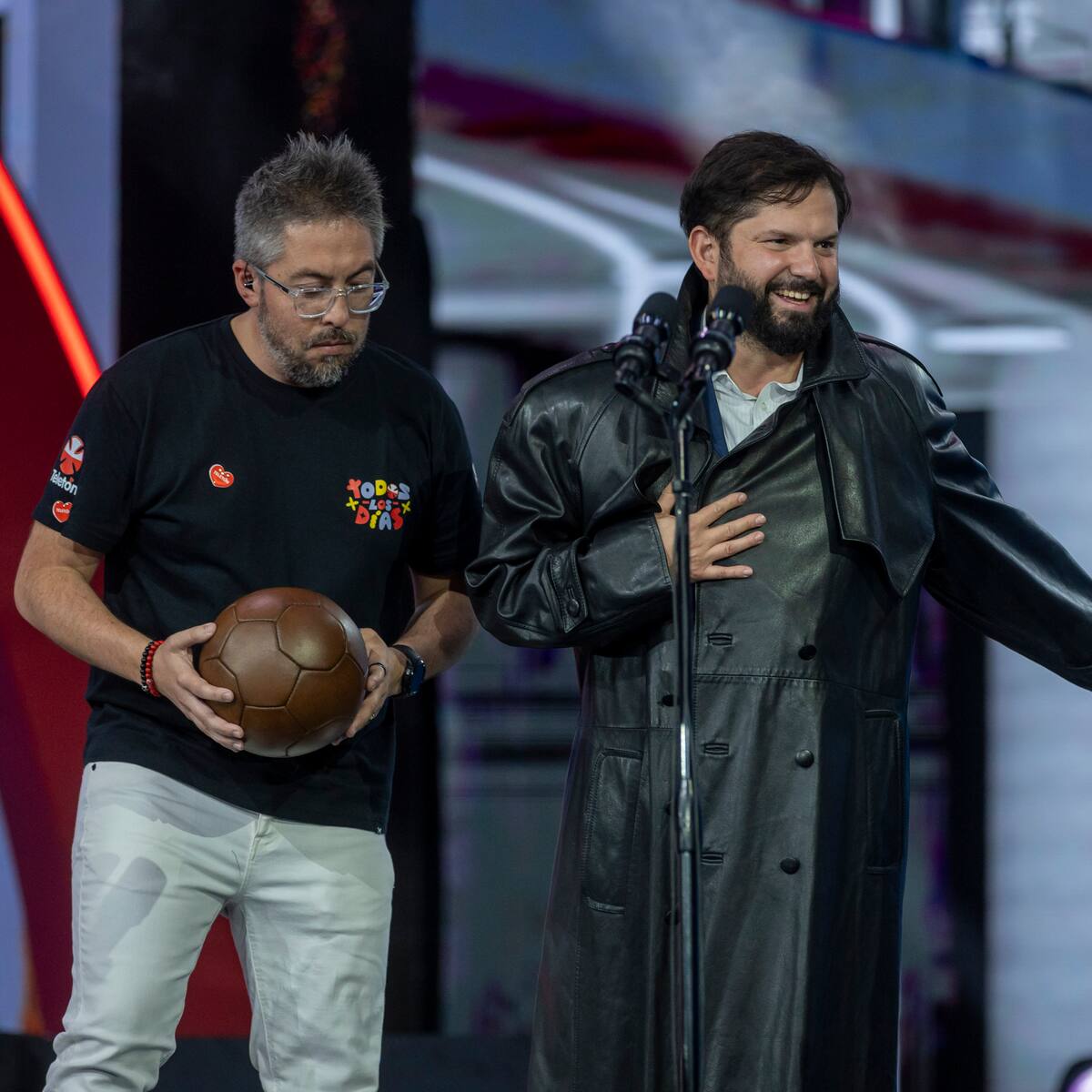 “Que se siga reciclando para generar más apoyo”: Presidente Boric valoró su donación de la gabardina de Emmanuel en la Teletón 2025