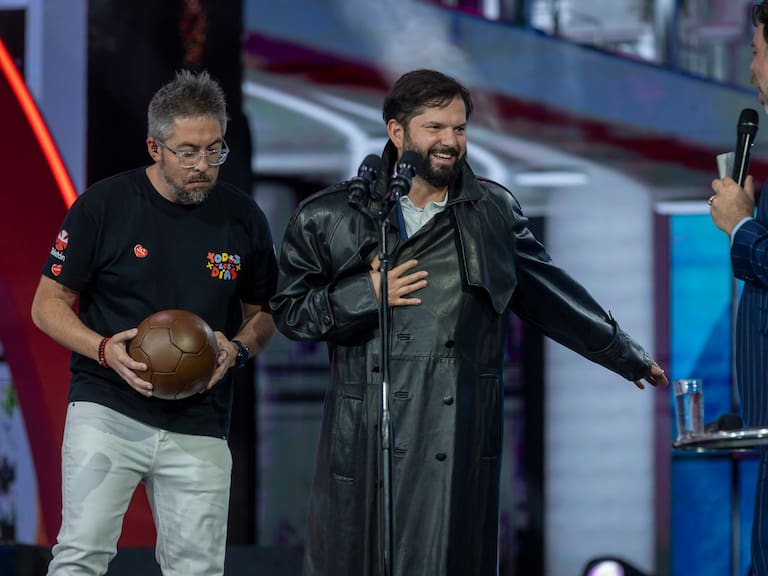 Presidente Boric donó la gabardina de Emmanuel