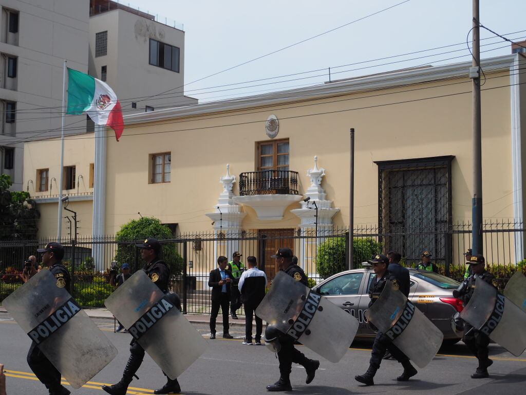 Policía del Perú rodea la embajada de México en Lima