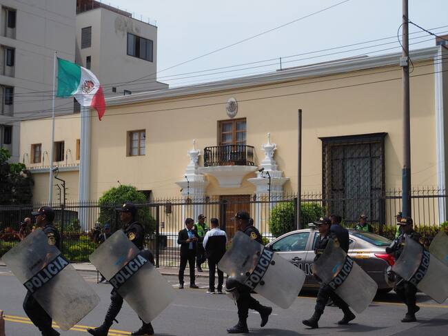 Policía del Perú rodea la embajada de México en Lima