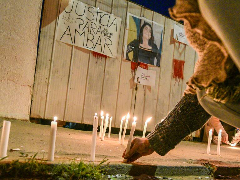 05 DE AGOSTO DE 2020 / VILLA ALEMANAUna mujer pone una vela en la vereda, durante velaron realizada por la joven desaparecida Ambar Cornejo, a las afueras de la casa donde vivía en calle Covadonga.
FOTO: MIGUEL MOYA / AGENCIAUNO