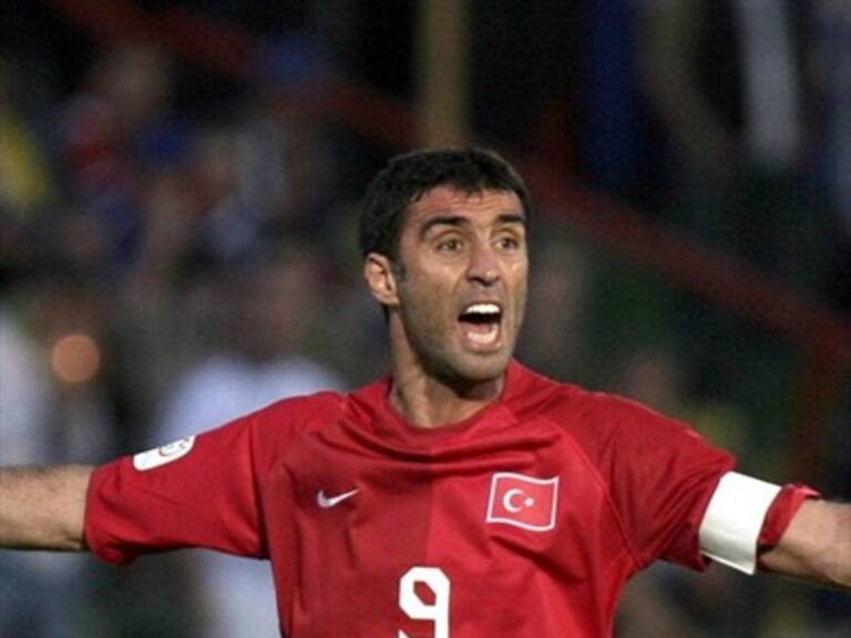 Dictan orden de arresto contra goleador histórico de Turquía por vínculos golpistas