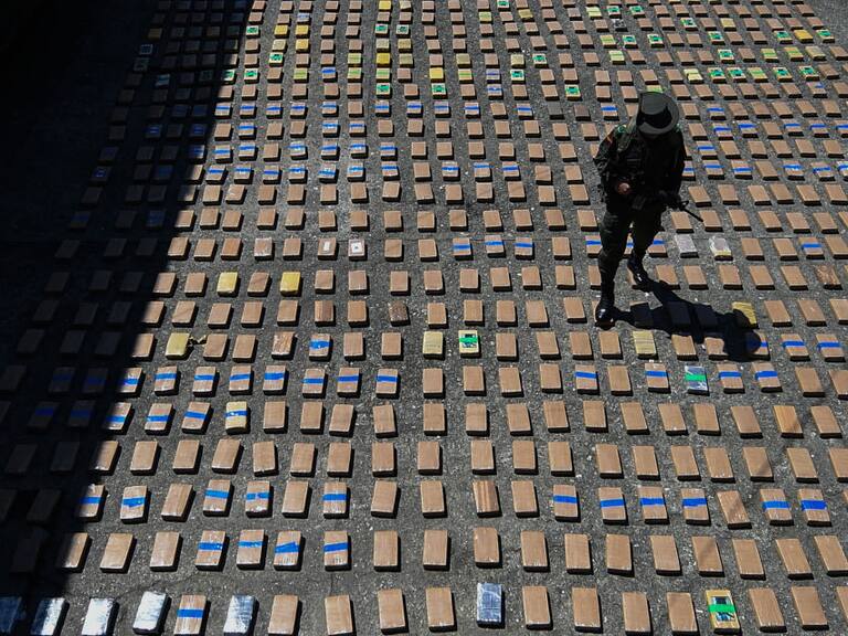 Un efectivo de la Policía de Colombia vigila la carga de cocaína incautada en un procedimiento en Buenaventura