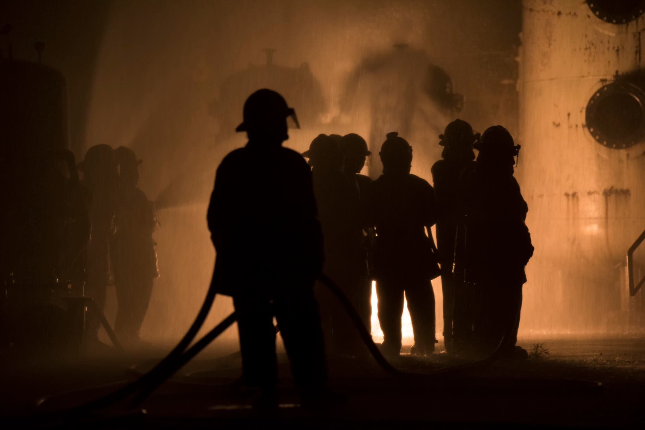 Imagen referencial de bomberos que logran controlar un incendio