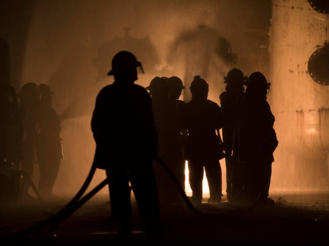 Imagen referencial de bomberos que logran controlar un incendio