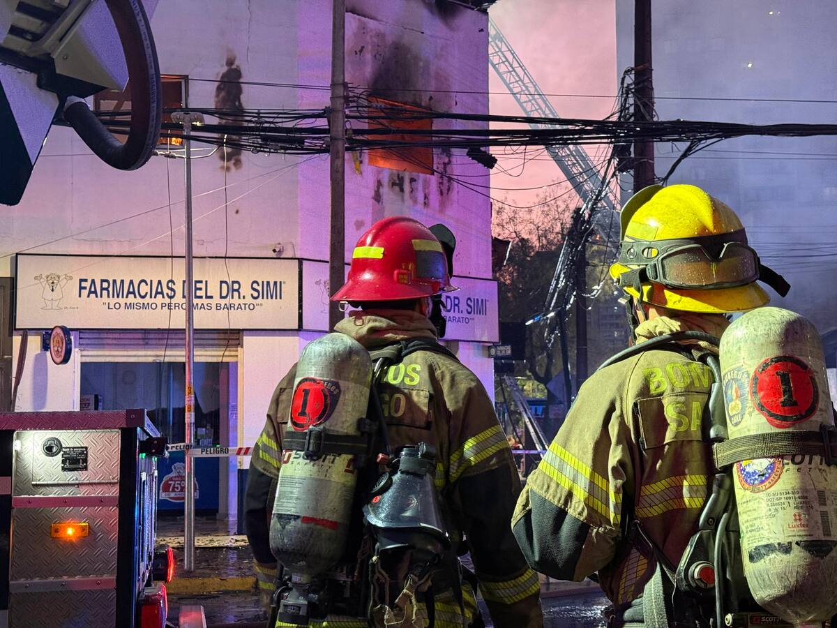 Voraz incendio estructural consume recinto comercial en Independencia: hay dos personas con quemaduras