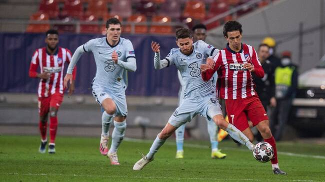 BUCHAREST, ROMANIA - FEBRUARY 23: (BILD ZEITUNG OUT) Joao Felix of Atletico Madrid, Jorginho of FC Chelsea battle for the ball during the UEFA Champions League Round of 16 match between Atletico Madrid and Chelsea FC at National Arena on February 23, 2021 in Bucharest, Romania. (Photo by Cristi Preda/DeFodi Images via Getty Images)