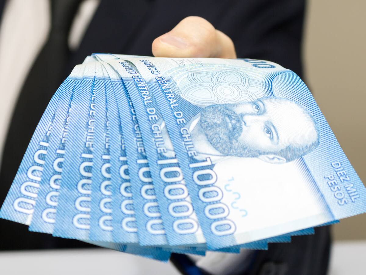 Si eres chileno y llevas esta cantidad de años casado, así puedes postular al pago de $425 mil