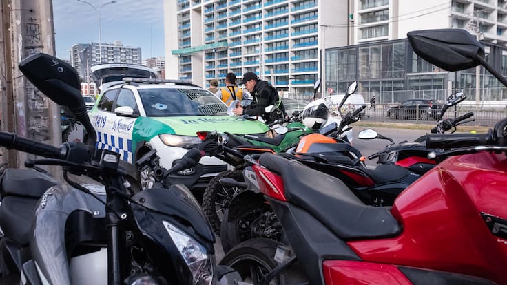 Carabineros retira 810 motocicletas de circulación en la RM y detiene a 25 personas durante fiscalizaciones