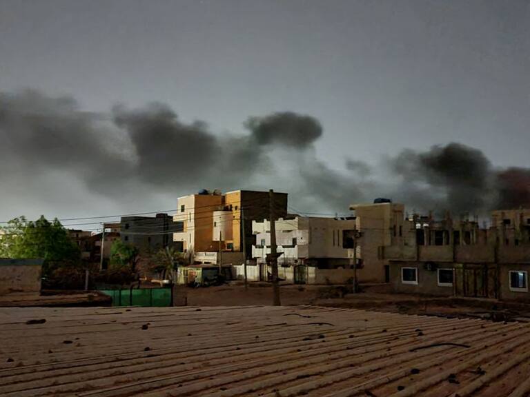 El humo se levanta sobre Jartum por las batalla que continúa en Sudán