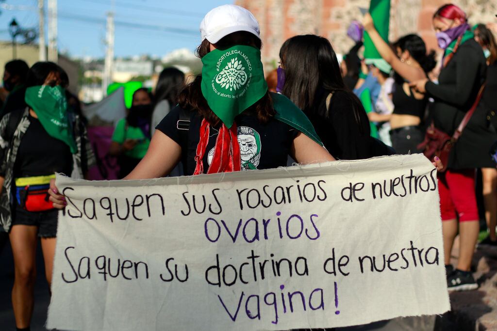 Feministas se manifiestan por sus derechos reproductivos en Querétaro