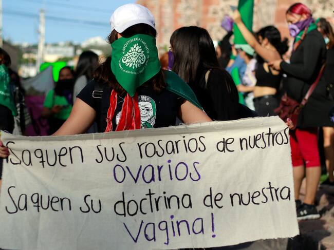 Feministas se manifiestan por sus derechos reproductivos en Querétaro