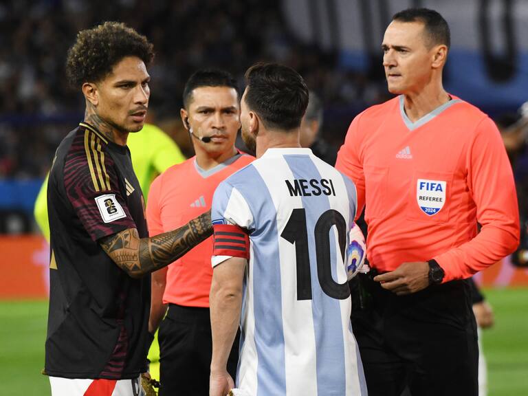 Paolo Guerrero cuestiona el criterio arbitral en la derrota con Argentina: “A Messi lo tocas con un dedo y ya es falta”
