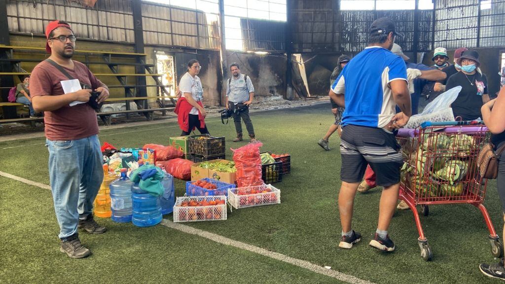 Vecinos, jugadores e hinchas de Huracán Sur trabajando en el acopio.