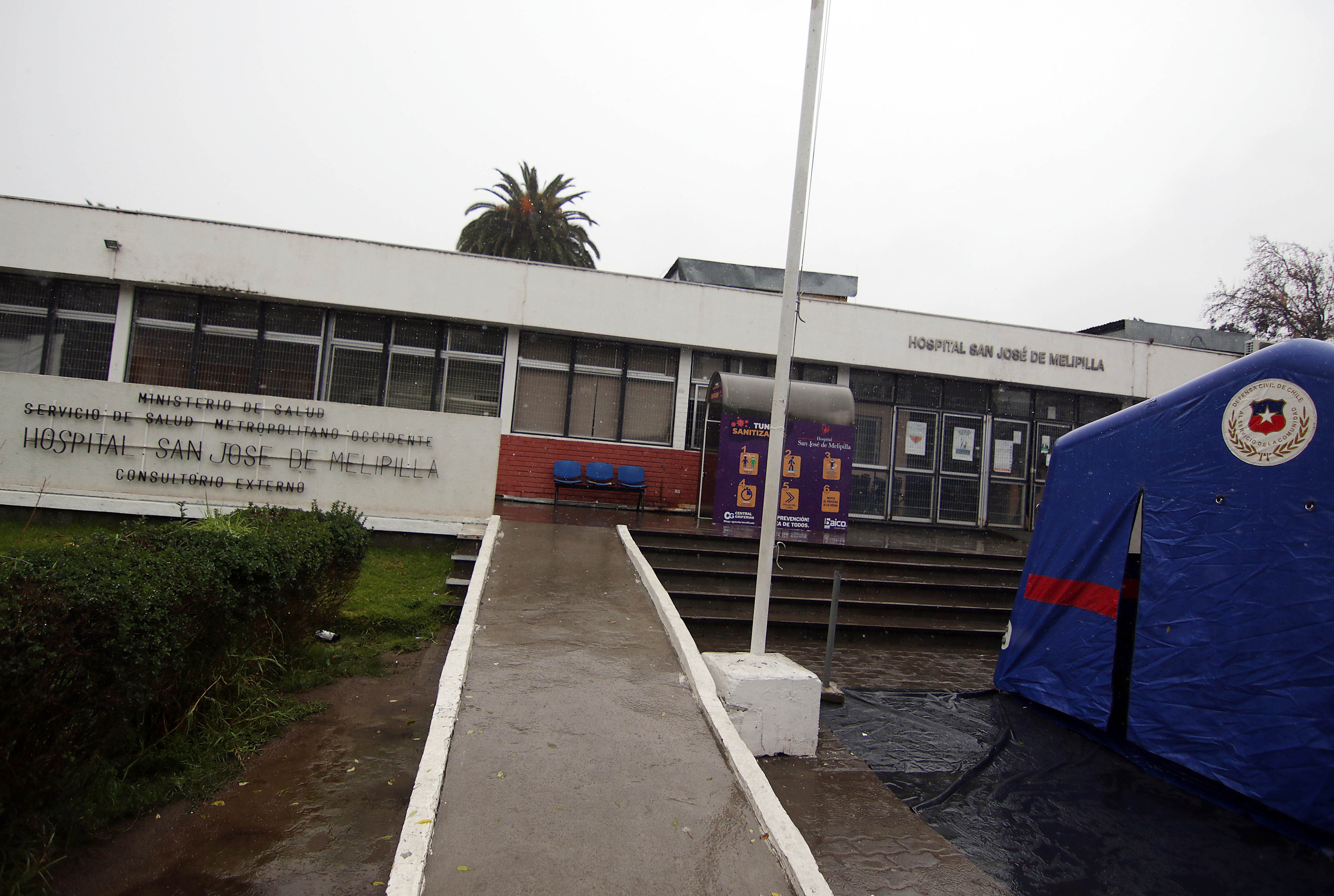 19 de Junio de 2020/MELIPILLA Imágenes de la fachada del Hospital San José de Melipilla, en el cual el jefe de urgencia se habría negado a atender a carabineros en servicio con síntomas de Covid, aludiendo a que el "No atiende pacos"
FOTO: FRANCISCO CASTILLO/AGENCIAUNO