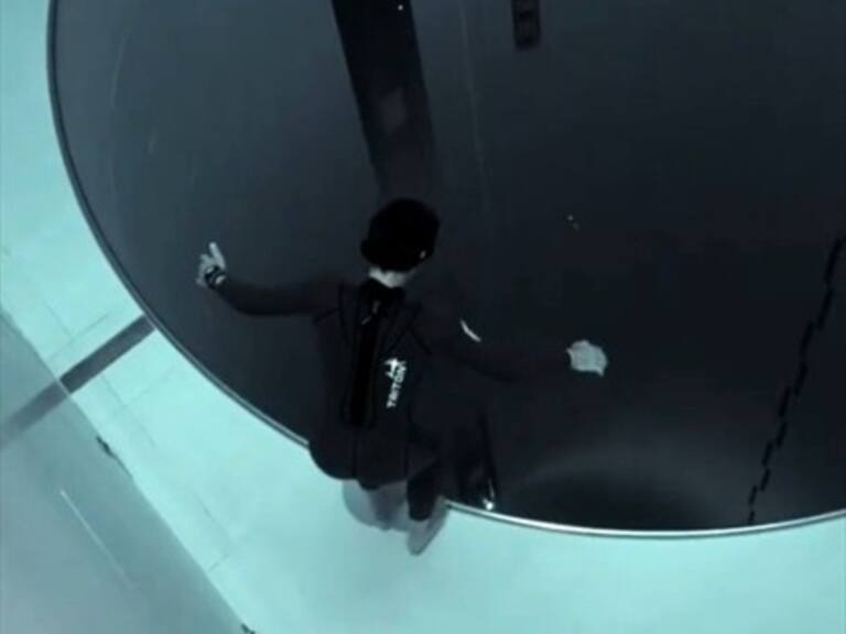 Se sumergió a la piscina más profunda del mundo con una sola bocanada