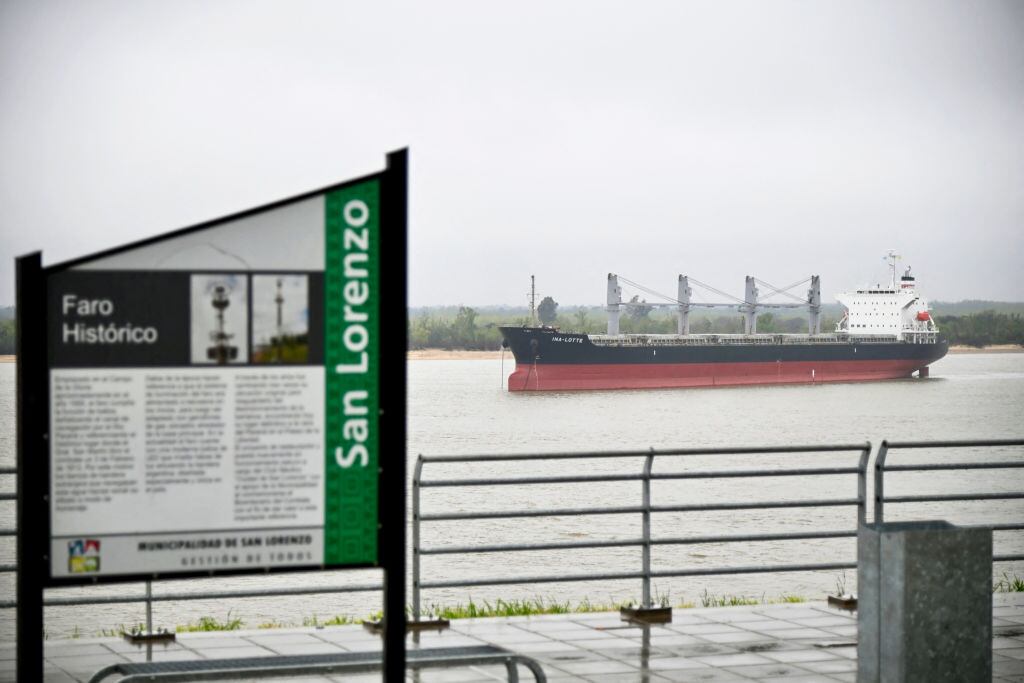 El barco Ina-Lotte con bandera de Liberia cerca del puerto de San Lorenzo en Argentina, que era custodiado por un caso sospechoso de viruela del mono.