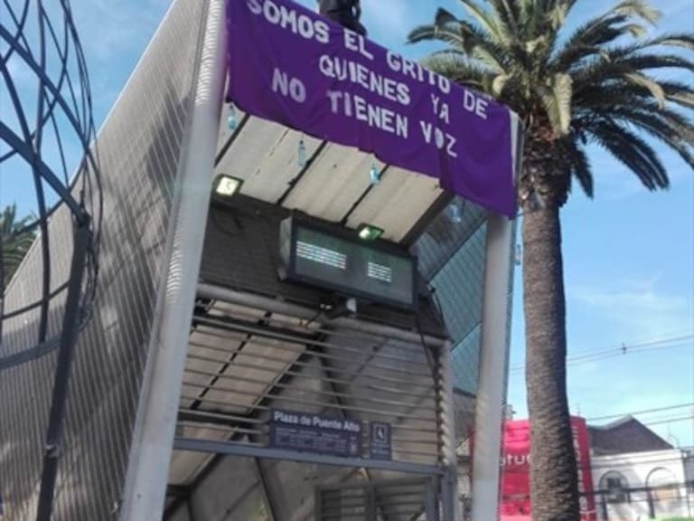 Solitario manifestante subió al acceso del metro Plaza de Puente Alto