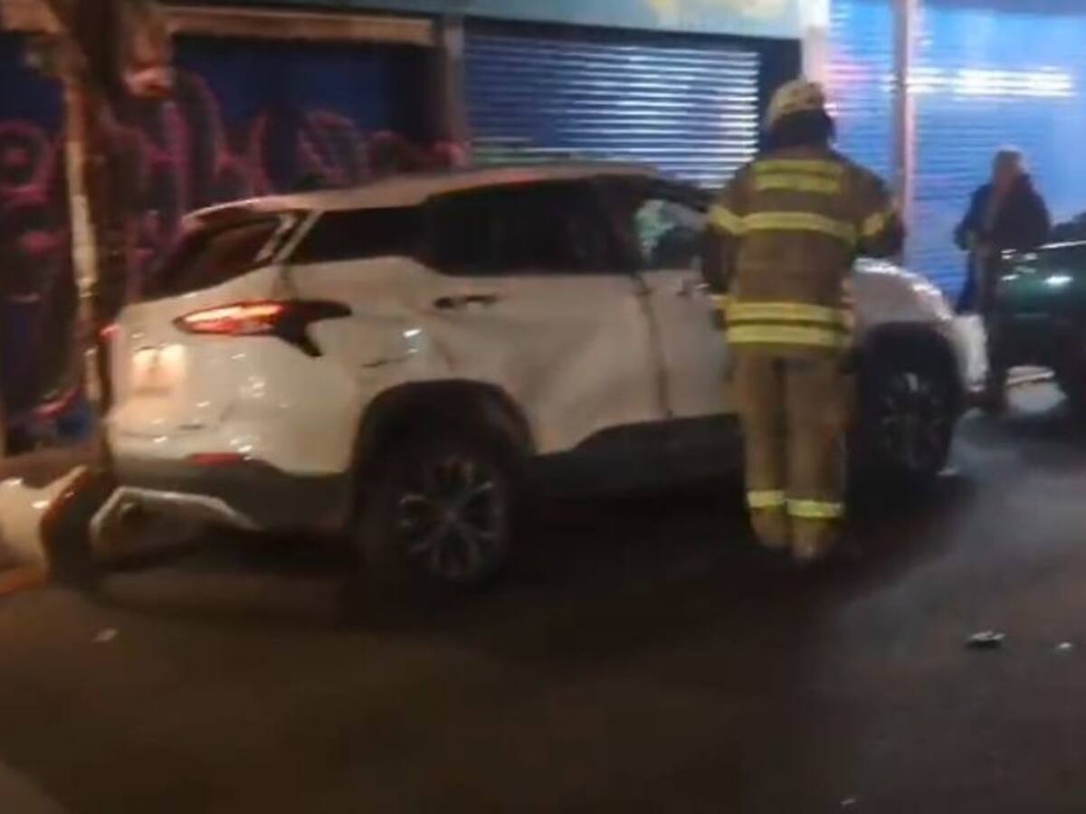 Accidentes de tránsito en la RM dejan un fallecido en San Bernardo y un automóvil volcado en Recoleta