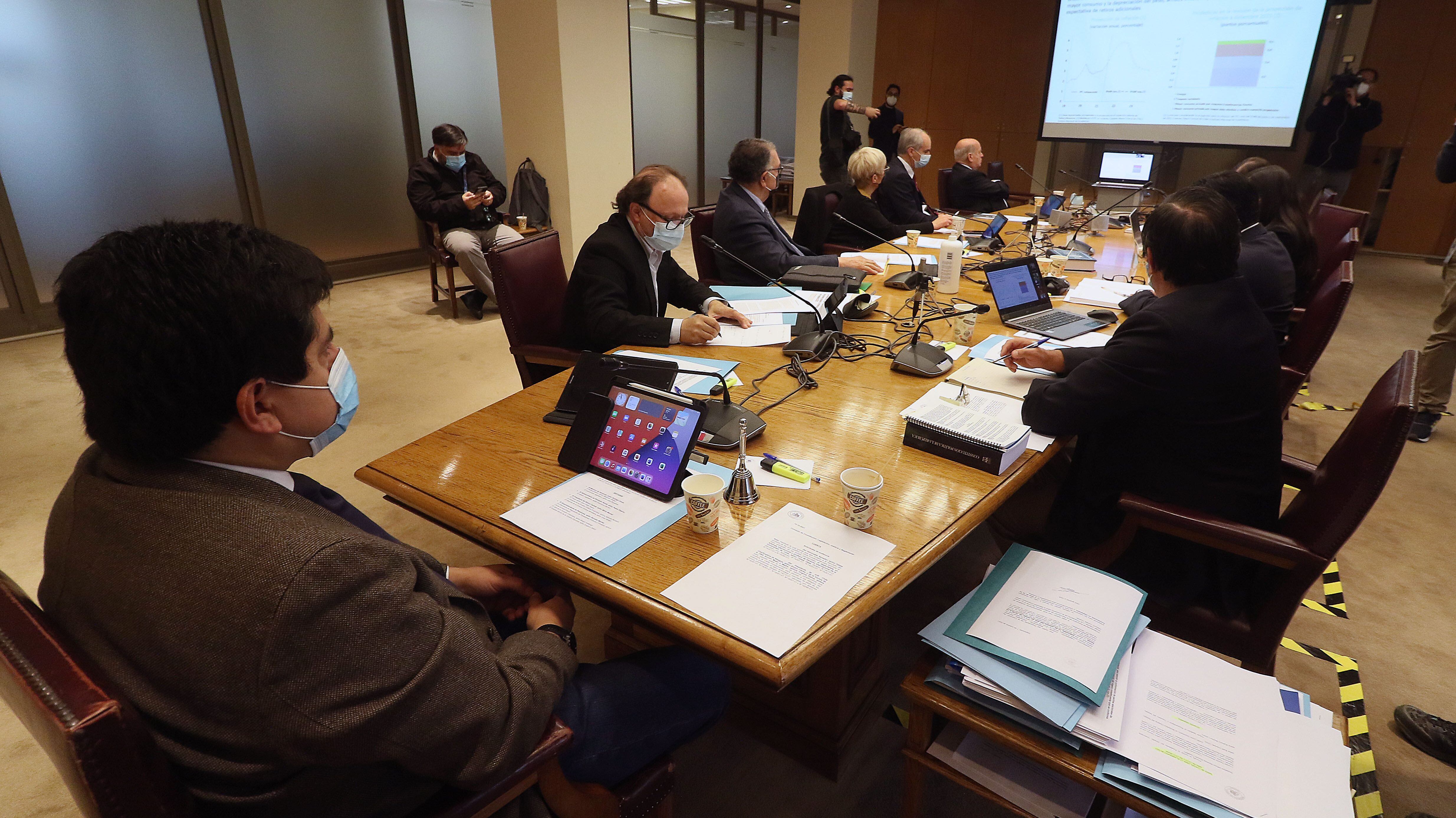 Cuarto retiro: Comisión de Constitución adelantó votación en general