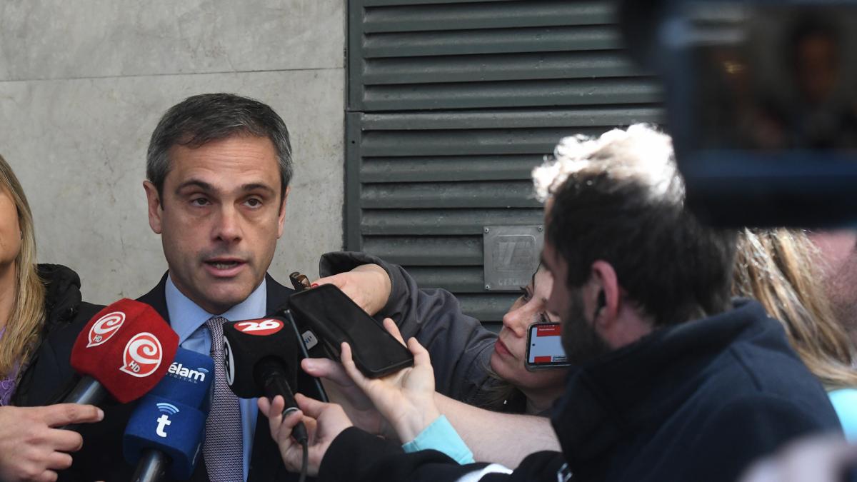 El juez Pablo Yadarola y el fiscal Jorge Dahlrocha en allanamientos en Argentina