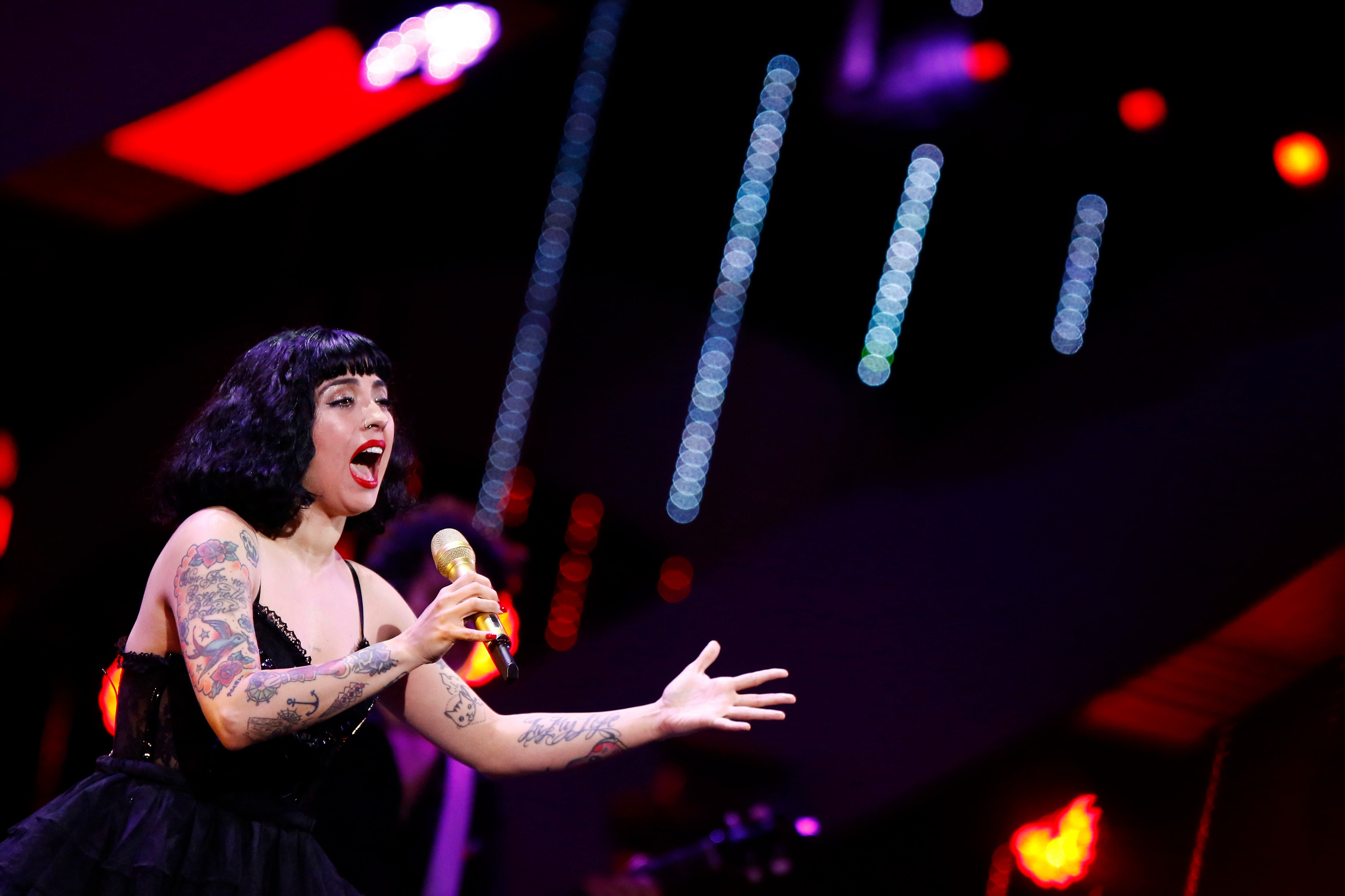24 DE FEBRERO DE 2020/VIÑA DEL MARLa cantautora chilena Mon Laferte, durante la segunda noche del Festival de Viña del Mar 2020, realizado en la Quinta Vergara.
FOTO: LEONARDO RUBILAR CHANDIA/AGENCIAUNO