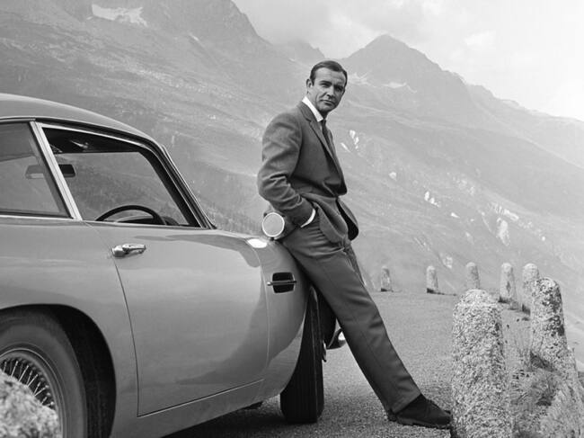 Sean Connery interpretando a James Bond en 1964