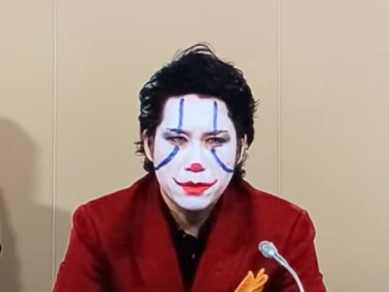 Candidato a gobernador de prefectura japonesa presentó su plan vestido del Joker
