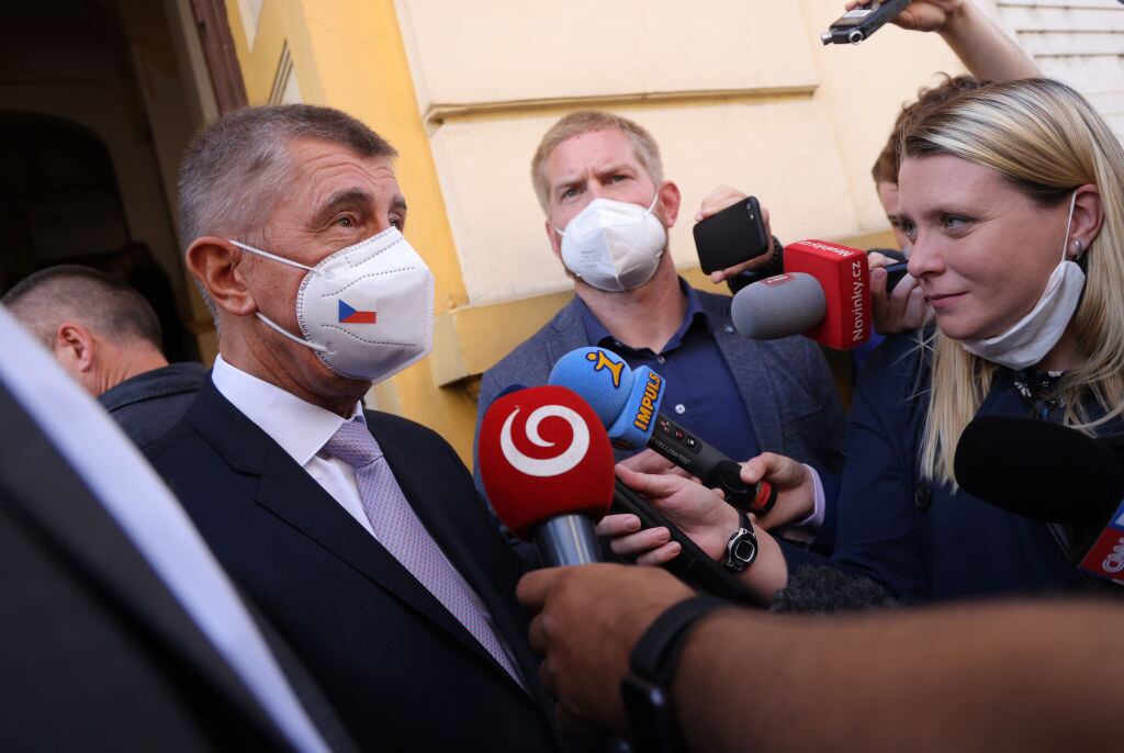 El primer ministro checo Andrej Babis conversa con los medios