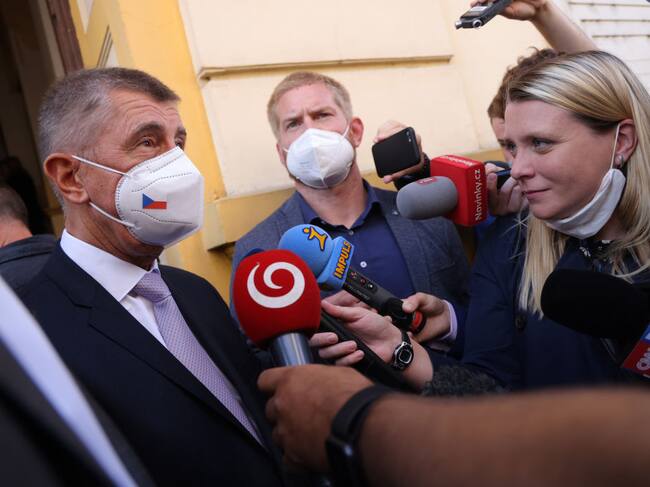 El primer ministro checo Andrej Babis conversa con los medios