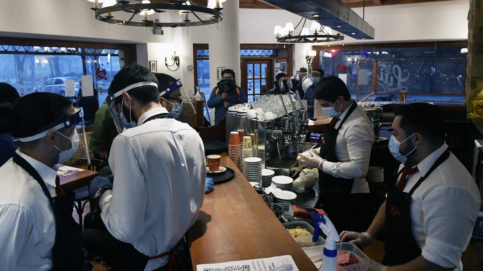 13 JULIO 2020 / VALDIVIAPersonal de trabajo con las medidas de seguridad  en el Restaurant Caf de Luis que abri sus puertas hoy lunes debido a la primera fase de desconfinamiento en las regiones de Los Ros y Aysn.
FOTO. MIGUEL ANGEL BUSTOS/VALDIVIA