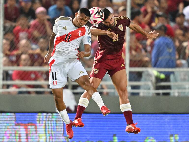 Árbitro chileno anula la igualdad parcial de Perú ante Venezuela