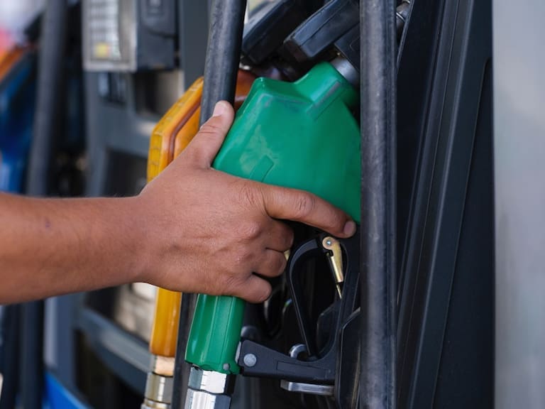 Precio de las bencinas en Chile: a contar de este jueves aumentará en 9,7 pesos por litro