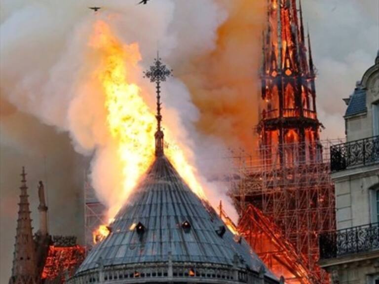 Incendio consume icónica catedral de Notre Dame y ya derribó famosa torre «aguja»