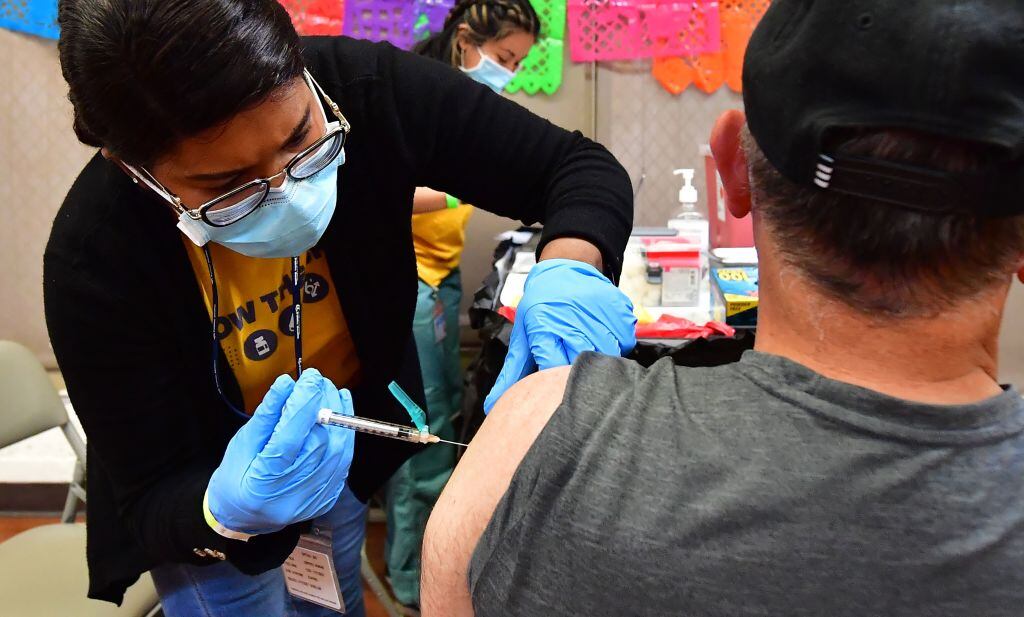 Una enfermera aplica una dosis de la vacuna anticovid en Los Angeles
