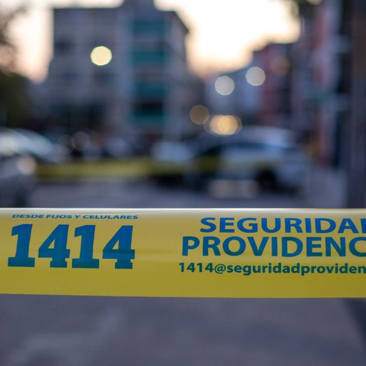 Violento alunizaje en Providencia: delincuentes roban perfumería y escapan usando auto como barricada