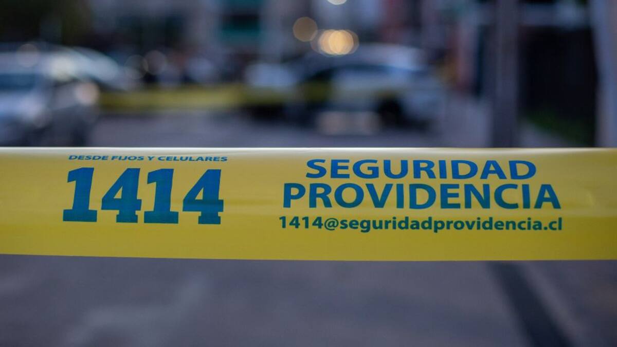 Violento alunizaje en Providencia: delincuentes roban perfumería y escapan usando auto como barricada